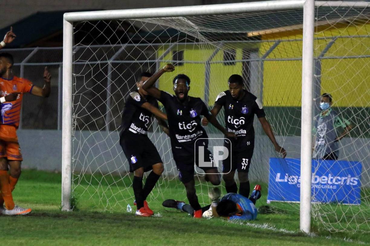 Geovany Martínez salió corriendo a celebrar, pero el árbitro lo anuló por clara falta sobre Bryan Cruz, quien ya tenía el balón en las manos cuando el delantero progreseño se lo punteó.