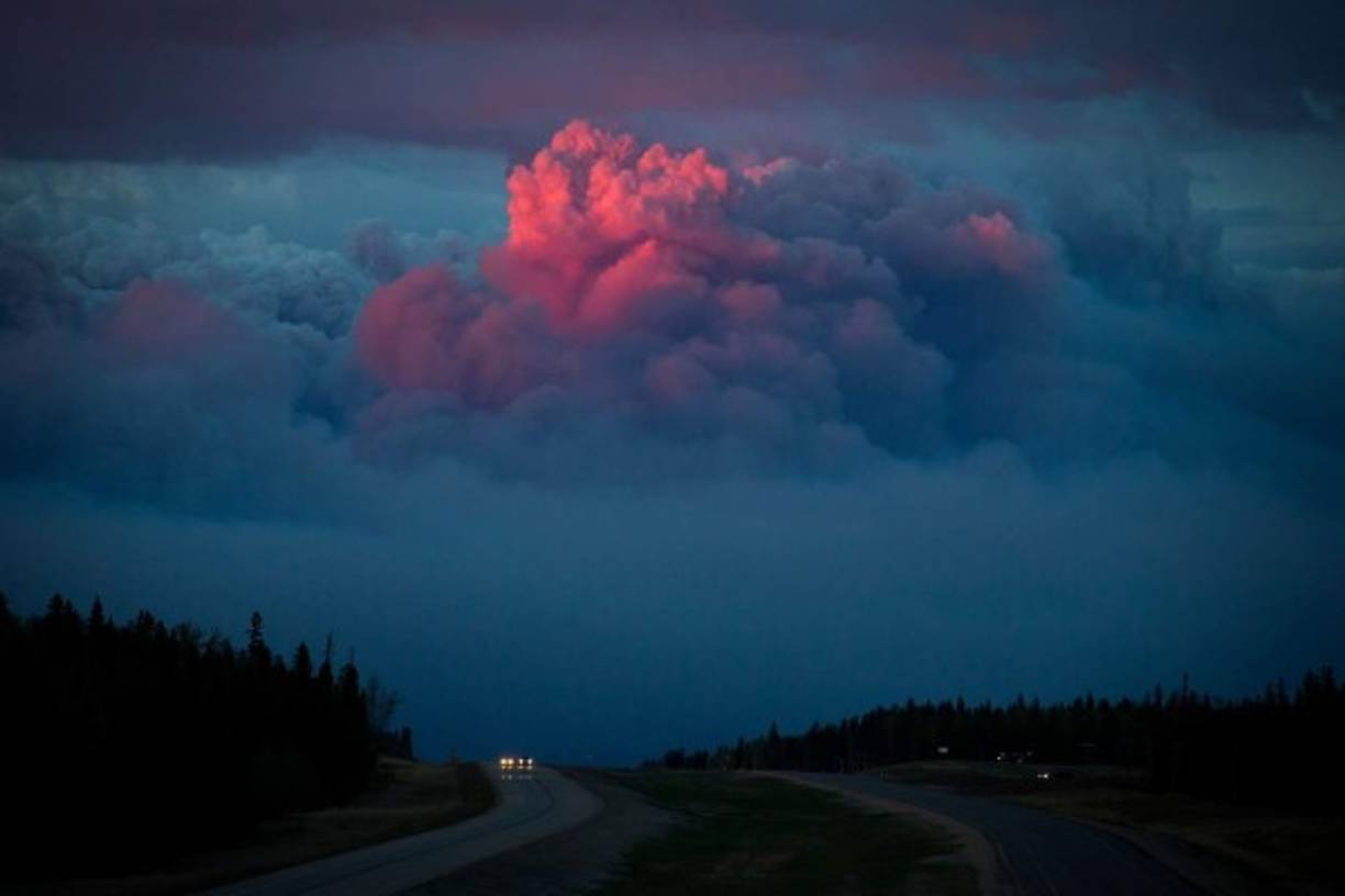 <br/> Mientras tanto, las compañías de seguros estiman que sólo el daño causado por el fuego en Fort McMurray les costará reclamaciones por valor de unos 9.000 millones de dólares canadienses (alrededor de 7.000 millones de dólares estadounidenses).<br/>