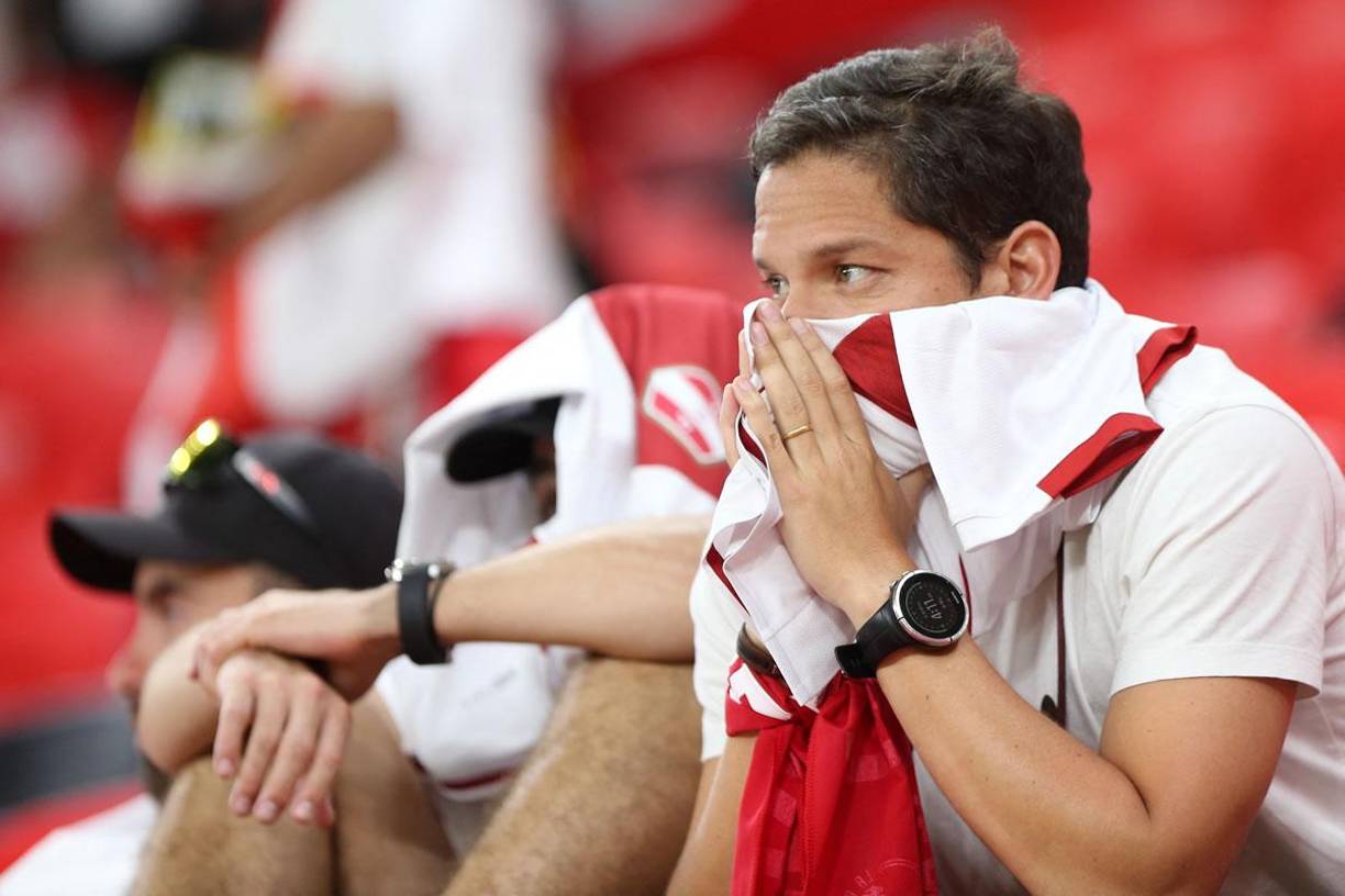 El lamento de los aficionados peruanos por la derrota de su selección.