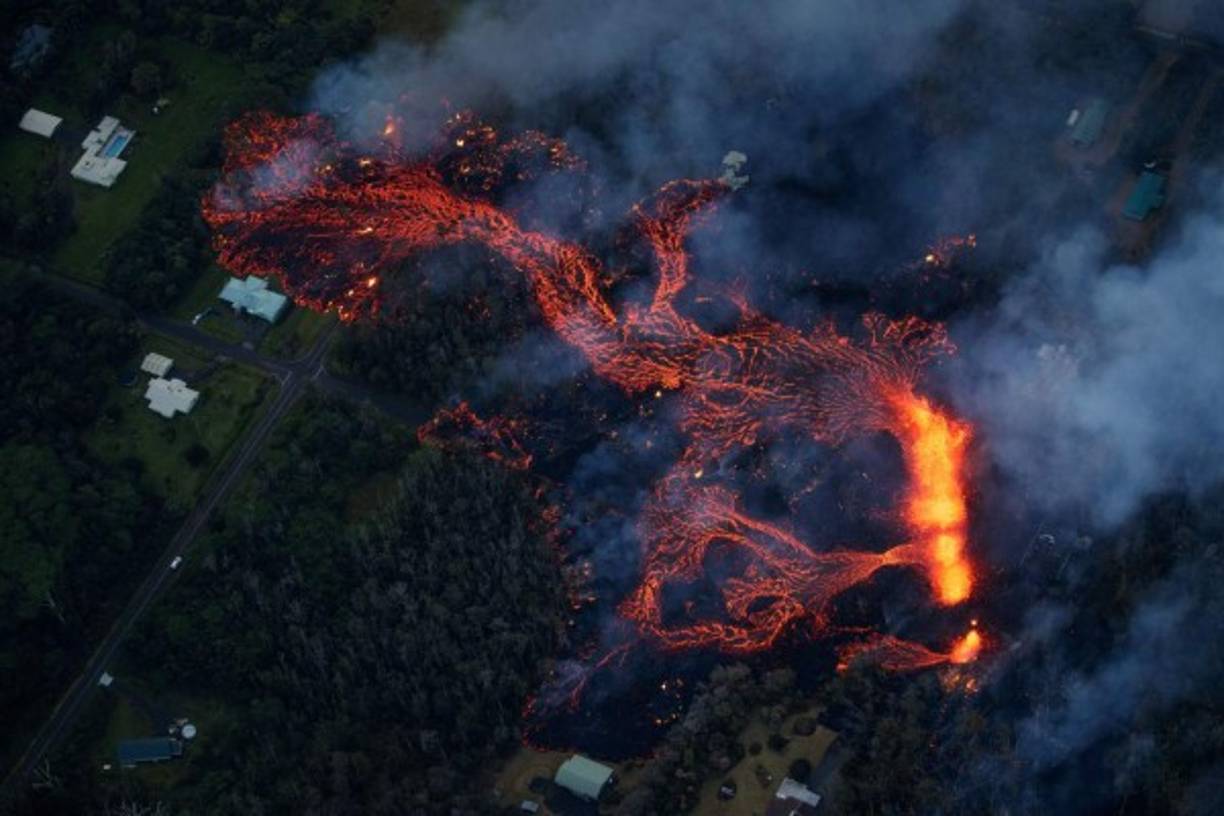 El volcán Kilauea entró este jueves en erupción tras varios días de temblores en la zona, en la que en los días posteriores se han registrado varios sismos de una magnitud de hasta 6,9 en la escala abierta de Richter.