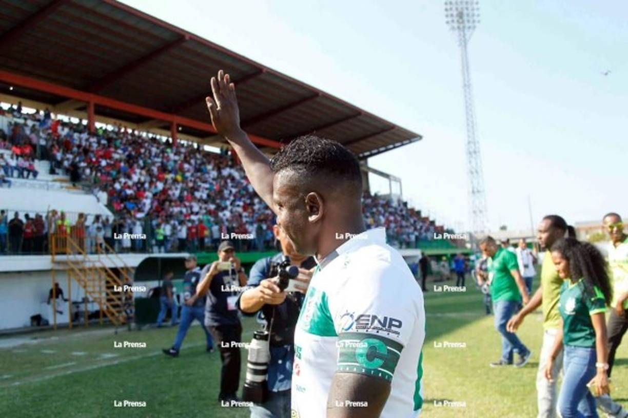 Edgard Álvarez, emocionado agradeciendo el apoyo de los aficionados del Platense.