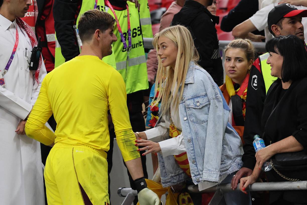 Al final del partido, el portero fue en busca de ella.