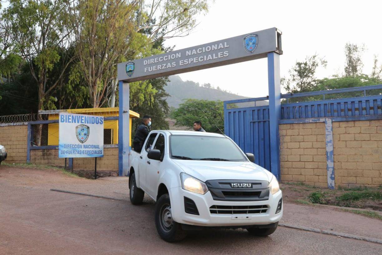 En la cuenta regresiva para la extradición del expresidente hondureño, Juan Orlando Hernández, el movimiento en las instalaciones de la Dirección Nacional de Fuerzas Especiales (DNFE) es concurrido, ya que se coordina junto a agentes de la Administración de Control de Drogas (DEA) la entrega del exmandatario. Fotografía: Opsa / David Romero 