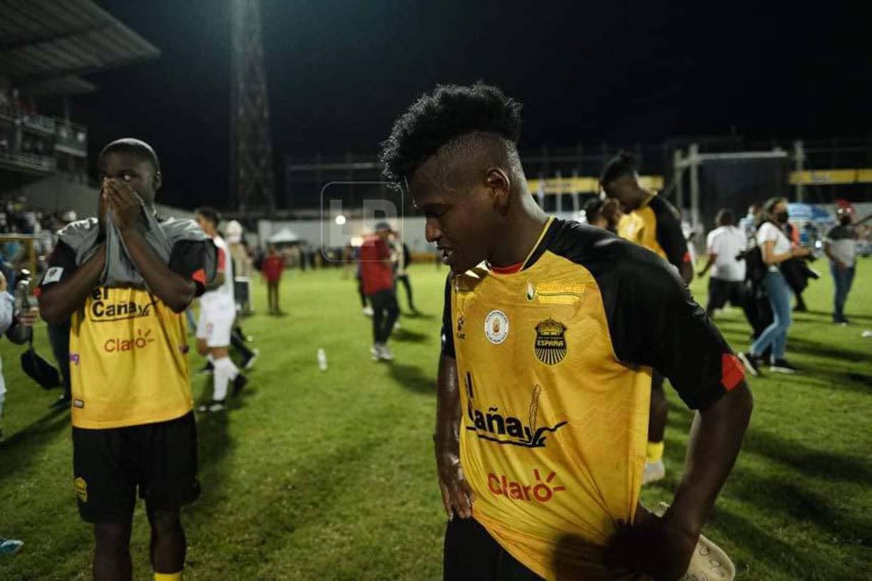 La tristeza fue evidente en la plantilla del Real España ya que de nada les sirvió haber sido líder de las vueltas.