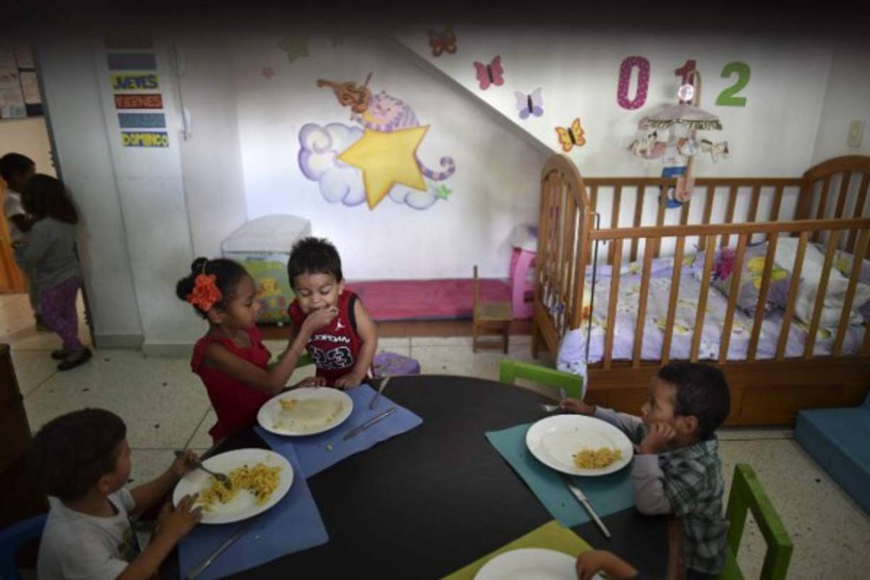 En una casa antigua en el centro de Maracay donde funcionaba un casino, ahora hay paredes con figuras pintadas por niños que aprenden a leer y escribir.