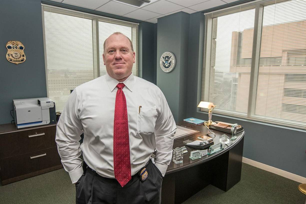 “Me complace anunciar que (Tom Homan) el exdirector del ICE (Servicio de Inmigración y Control de Aduanas) y fiel defensor del control fronterizo, Tom Homan, se unirá a la administración Trump para encargarse de las fronteras de nuestra nación”, anunció anoche en un mensaje en su red social “Truth” el propio presidente electo.