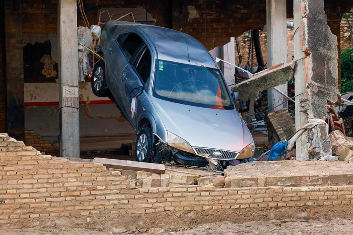 Vehículo arrasado por las riada. Desde el domingo, el primer dispositivo balear, coordinado por la dirección general de Emergencias, en colaboración con la Generalitat Valenciana, ha trabajado intensamente en las localidades de los municipios más golpeados por las inundaciones.