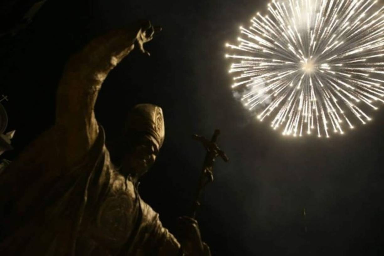 La estatua en honor a Juan Pablo II.