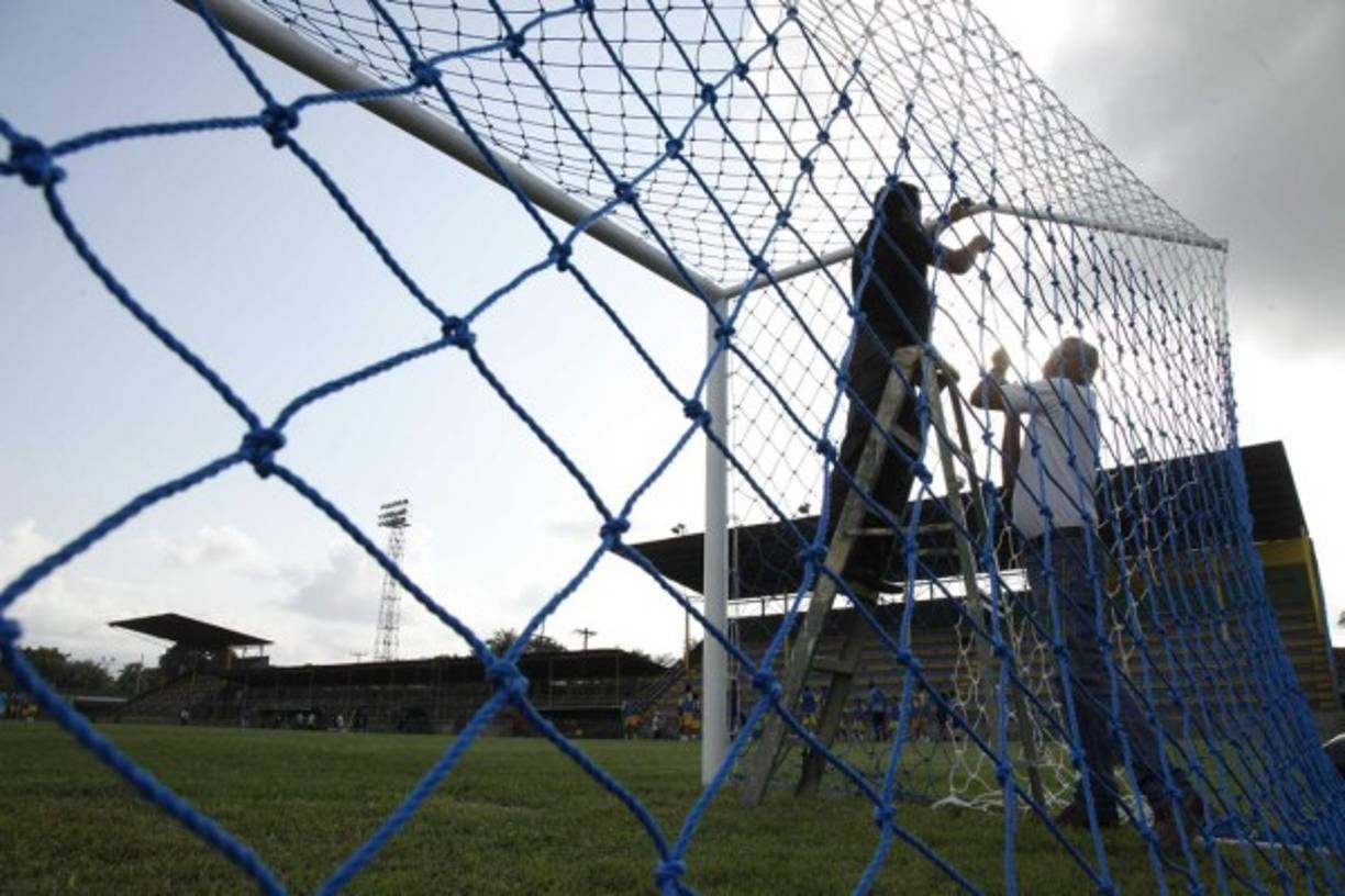 Trabajadores dando los últimos toques a las porterías del estadio Humberto Micheletti.