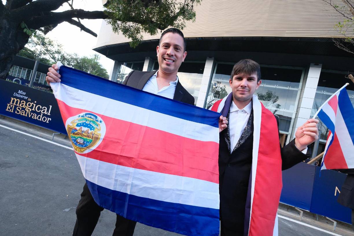 También llega gente del país hermano Costa Rica. Este año la candidata de Costa Rica es Lisbeth Valverde, una hermosa rubia que ya se posiciona como una de las favoritas del certamen de belleza. 
