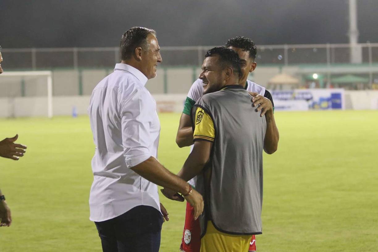 ‘La Tota‘ Medina saludando entre risas a Mario Martínez, jugador del Génesis.