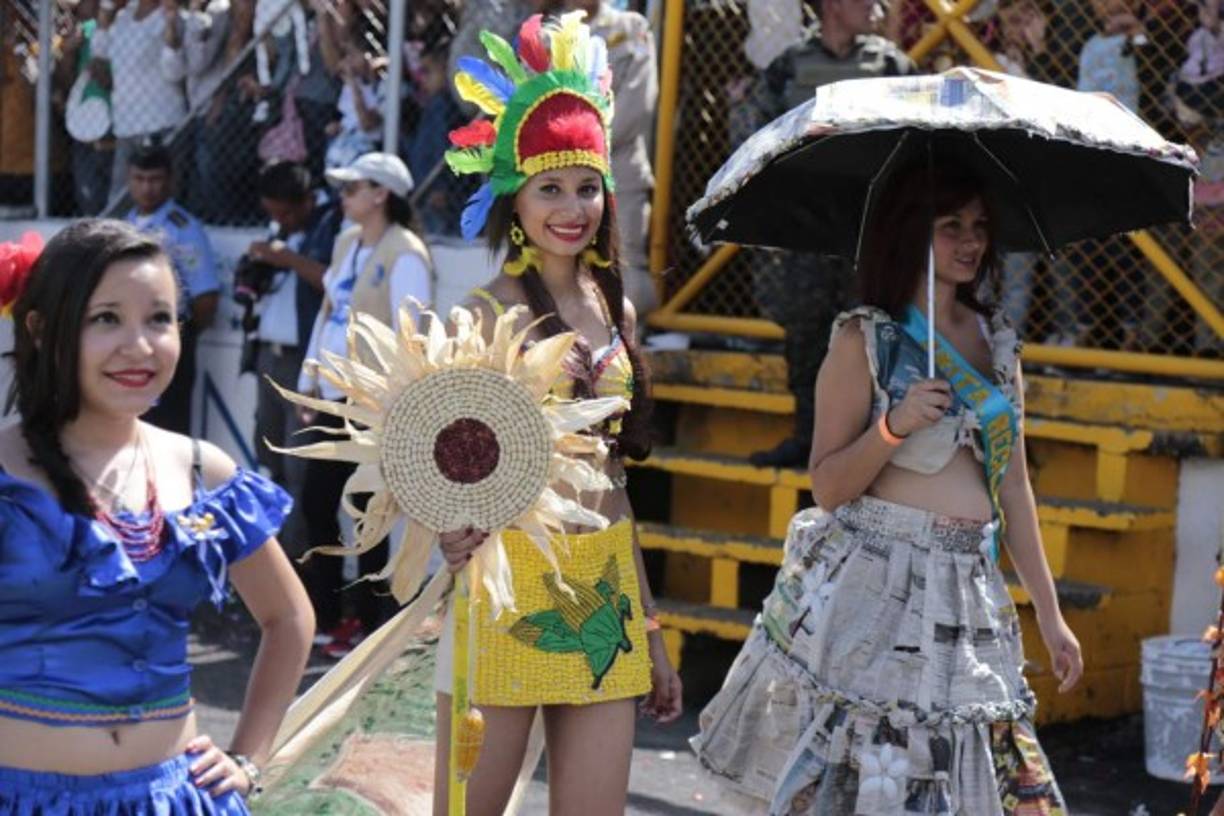 Fantasía, inventiva y amor patrio en deslumbrante desfile de trajes típicos.