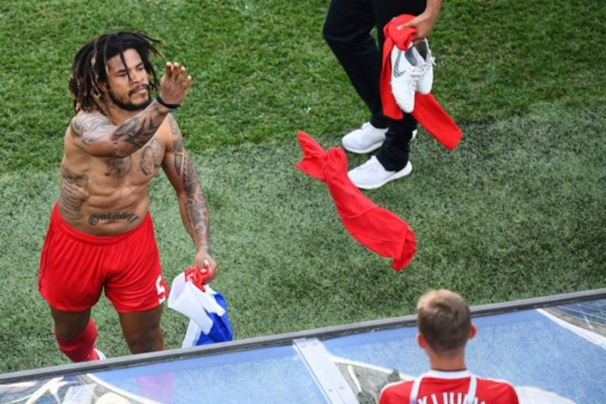 Roman Torres regaló su camiseta a los aficionados que llegaron a verlos.