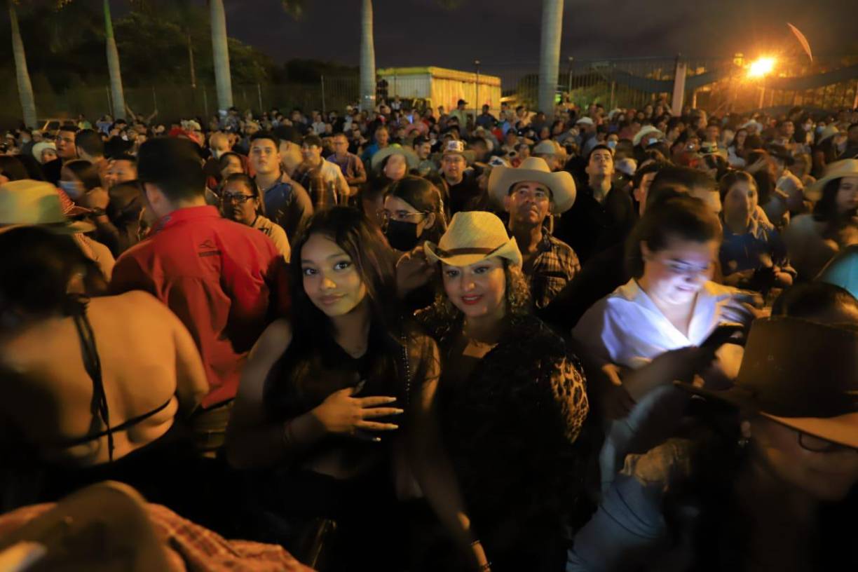 Las hondureños asistieron acompañados de sus amigos, familiares y parejas. 