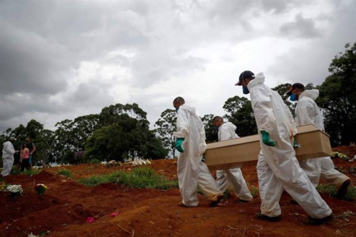 Las nuevas variantes del coronavirus consideradas más transmisibles y peligrosas avanzan por Brasil y ya son predominantes en al menos un cuarto del país, que enfrenta la peor fase de la pandemia con más de 1.600 muertos diarios.