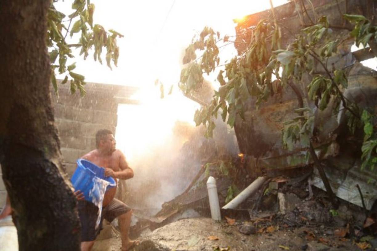 Utilizando baldes con agua, los vecinos intentaban sofocar las llamas.