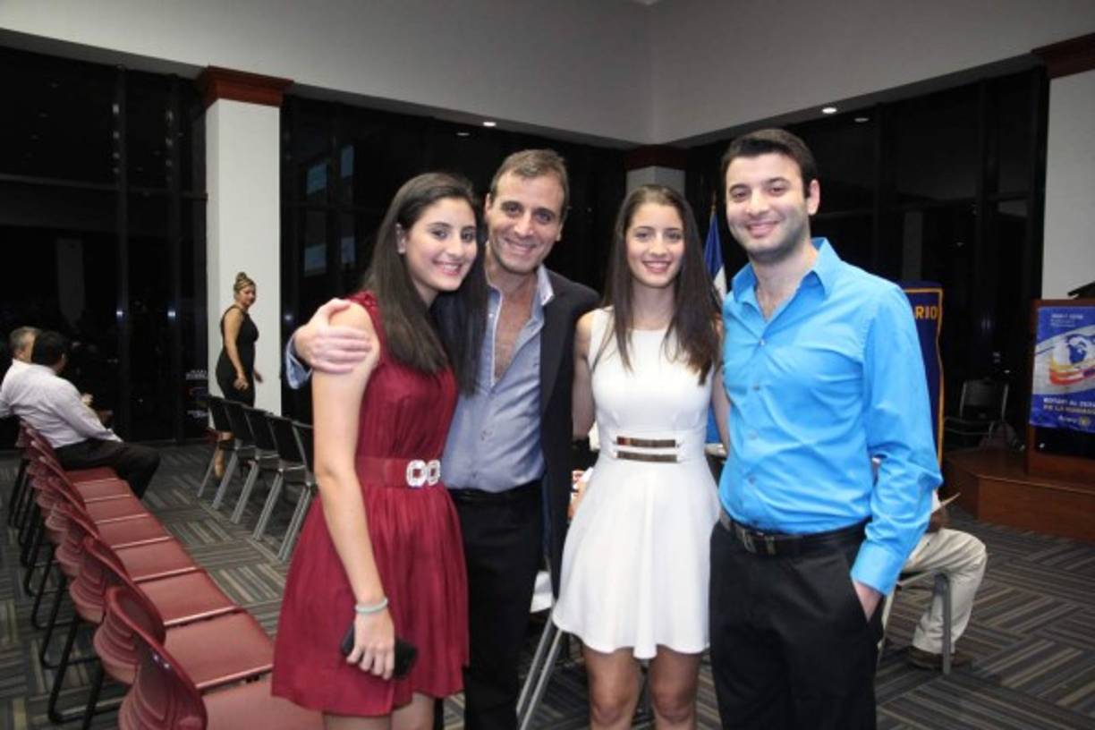 Carmen, Alejandro, Giselle y Rodrigo Larach.