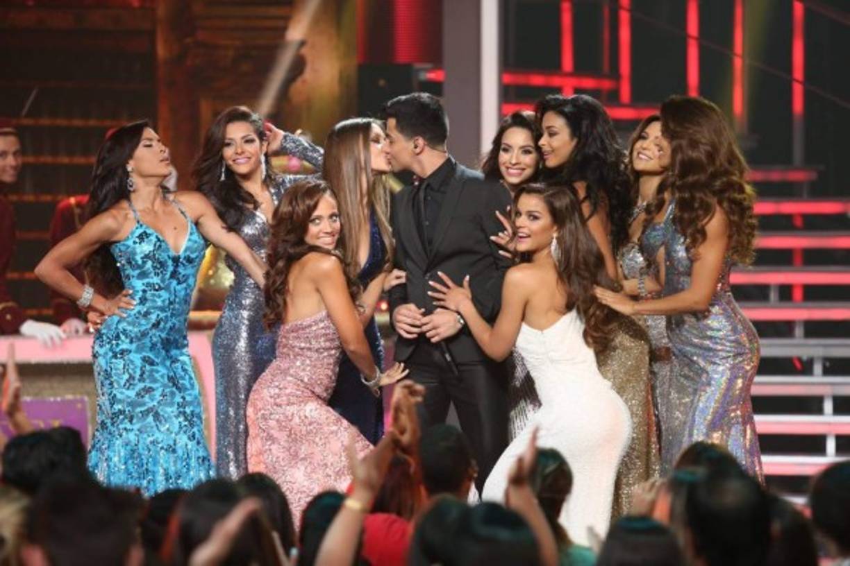Las participantes con Luis Coronel.