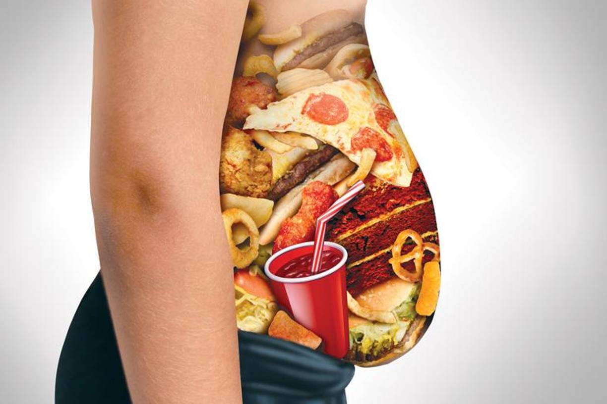 Pero generalmente es difícil tener en cuenta la alimentación saludable. Esto se debe a que tendemos a priorizar una recompensa más inmediata, como el placer de comer, sobre una que se retrasa o es abstracta, incluidos los objetivos de salud que nos harán sentir bien a largo plazo.El estrés también puede hacer que comamos más. Cuando tenemos hambre, elegimos porciones más grandes, subestimamos las calorías y encontramos que comer es más gratificante.