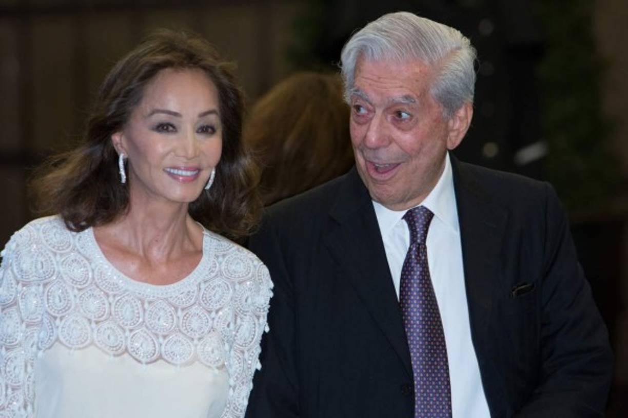 El Nobel peruano celebró su aniversario con un seminario en Madrid con grandes nombres de la política y la cultura. En la imagen con su novia Isabel Preysler.