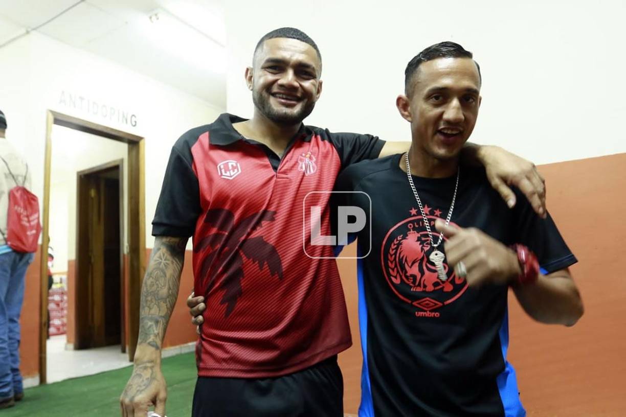 Alexander Aguilar, baja por lesión, se saludó con Diego Reyes antes del partido en La Ceiba.