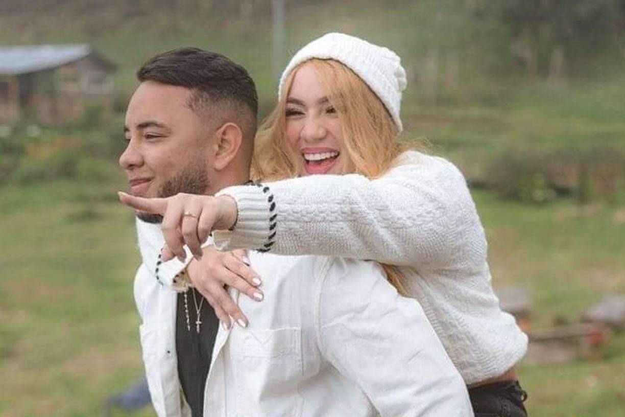 Naileth era una de las damas de honor del matrimonio de Ebed Chaday Calderón y Camilo Ochoa. En su última publicación de Instagram, había compartido una fotografía en la que se le veía sonriente con un vestido rojo. 