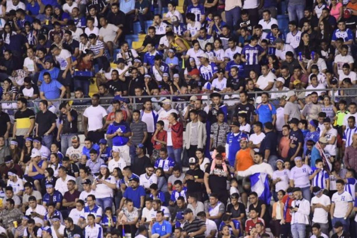 Un buen número de aficionados hondureños asistió al estadio Olímpico para apoyar a la Bicolor.