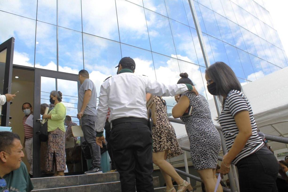 En grupos de 7 y 5 personas ingresan los ciudadanos al registro.