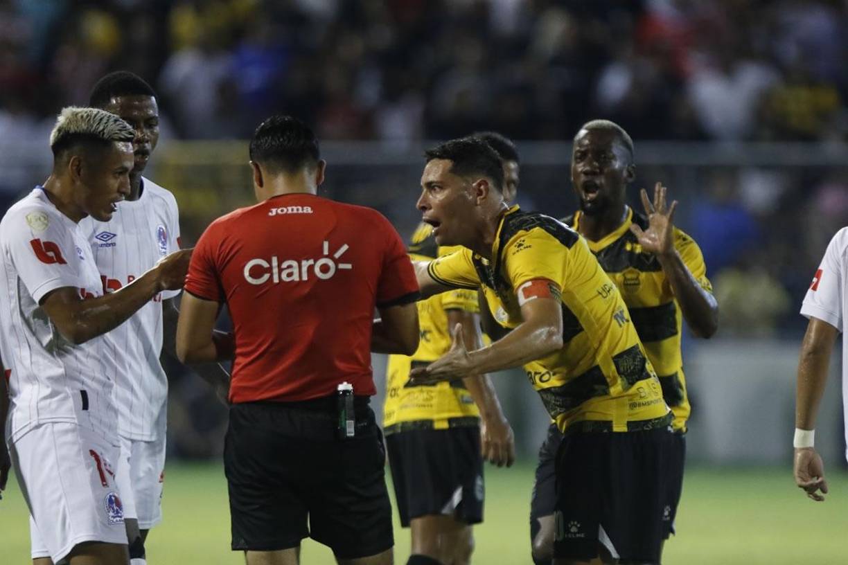 Jugadores de Real España y Olimpia reclamando al árbitro Saíd Martínez.