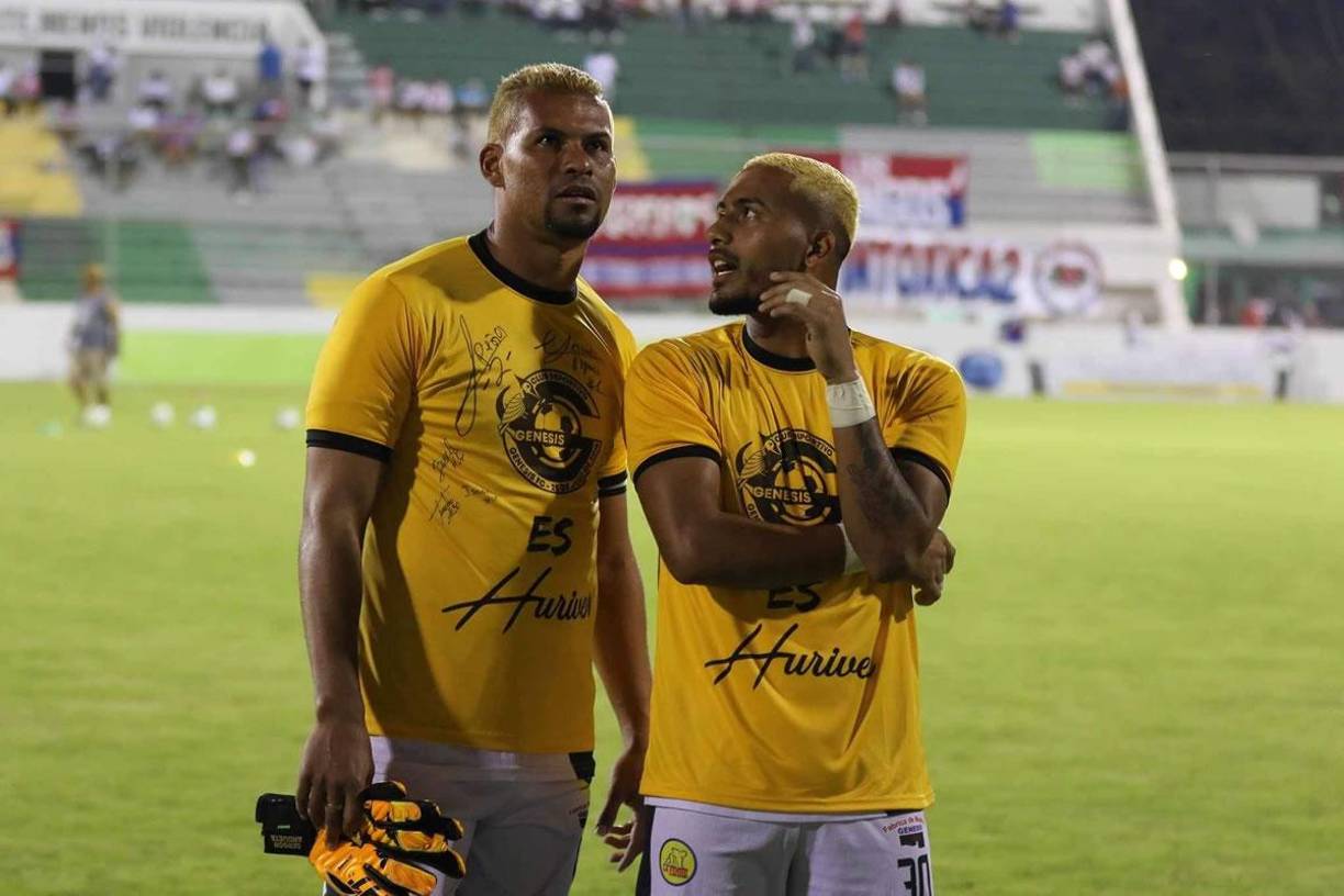 El sorpresivo look con el que aparecieron Gerson Argueta y Carlos Timoteo. Los jugadores del Génesis se tiñero el pelo de rubio.