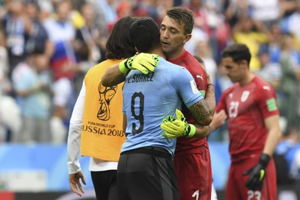 Dejando a un lado la decepción, Luis Suárez fue a darle el apoyo moral a Muslera tras su error que pesó para la eliminación de Uruguay del Mundial.