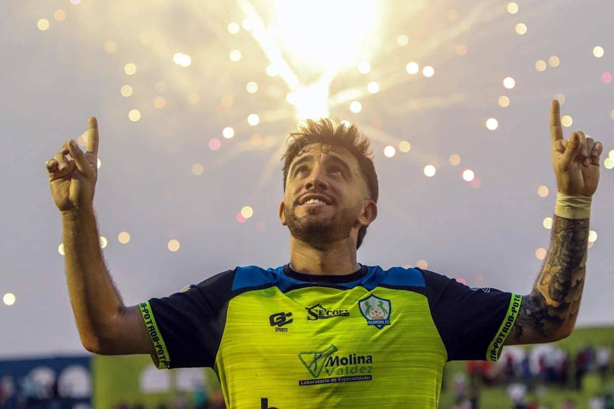 Espectacular foto de Agustín Auzmendi celebrando su octavo gol del campeonato.