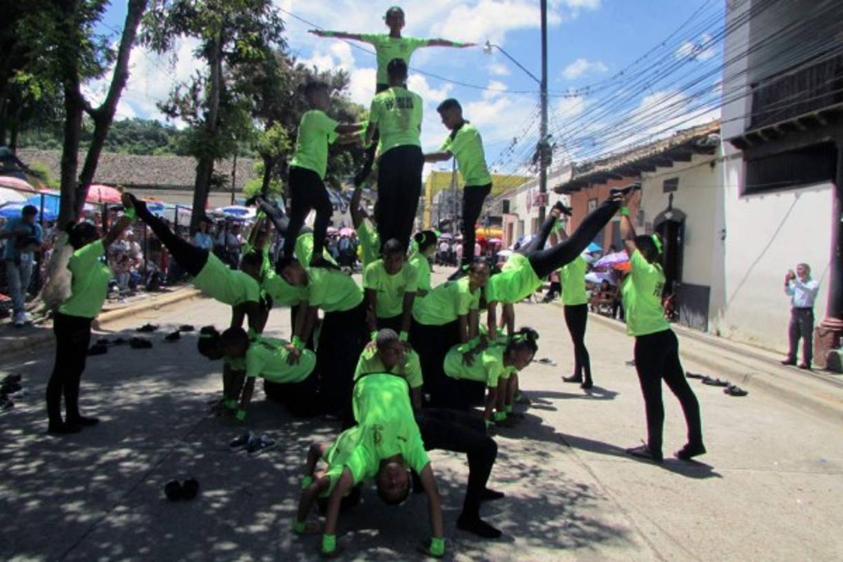Alumnos realizaron pirámides humanas en Danlí.