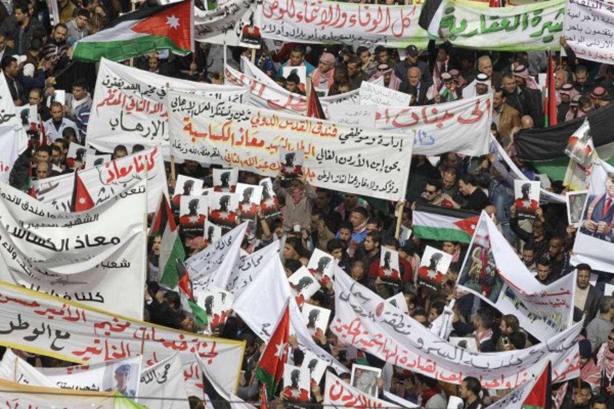 'Todos somos Maaz', 'Todos somos Jordania', 'Sí, al castigo, Sí a la erradicación del terrorismo', afirmaban las pancartas de miles de manifestantes que participaron en una marcha contra ISIS liderada por la reina Rania.
