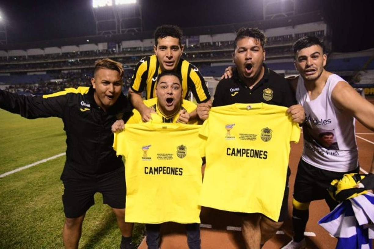 Los jugadores del Real España ya tenían lista las camisetas de campeones.