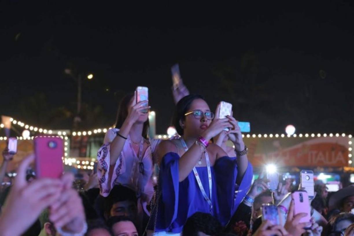 Estos años de trabajo intenso y de calidad en su música le han hecho merecedor del cariño incondicional de sus fans.