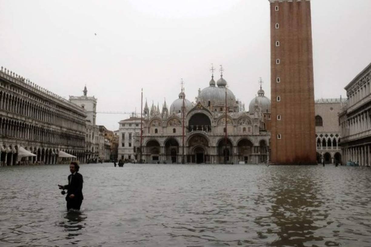 El domingo, la ciudad tuvo que modificar el recorrido de la maratón, que acabó realizando una parte a pesar de las inundaciones.