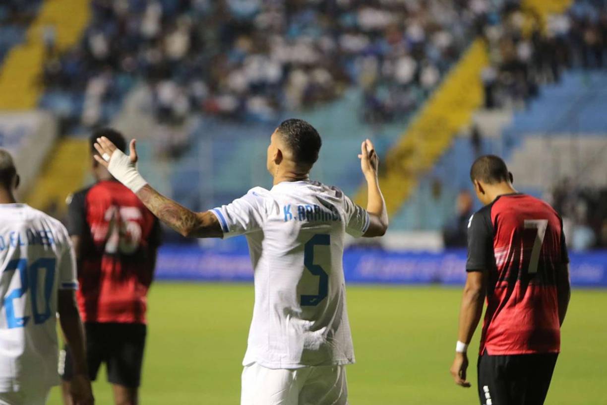 Kervin Arriaga con los brazos al cielo saliendo a la cancha del estadio Nacional Chelato Uclés.