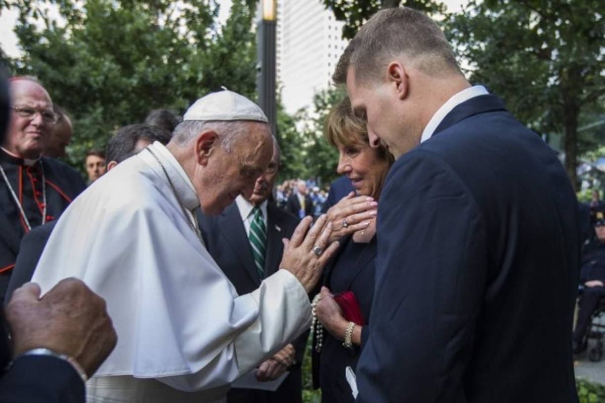 El coro 'Young People's Chorus' de la ciudad de Nueva York interpretó al final del acto 'Let there be peace on earth' y los diez líderes religiosos presentes se dieron la paz.