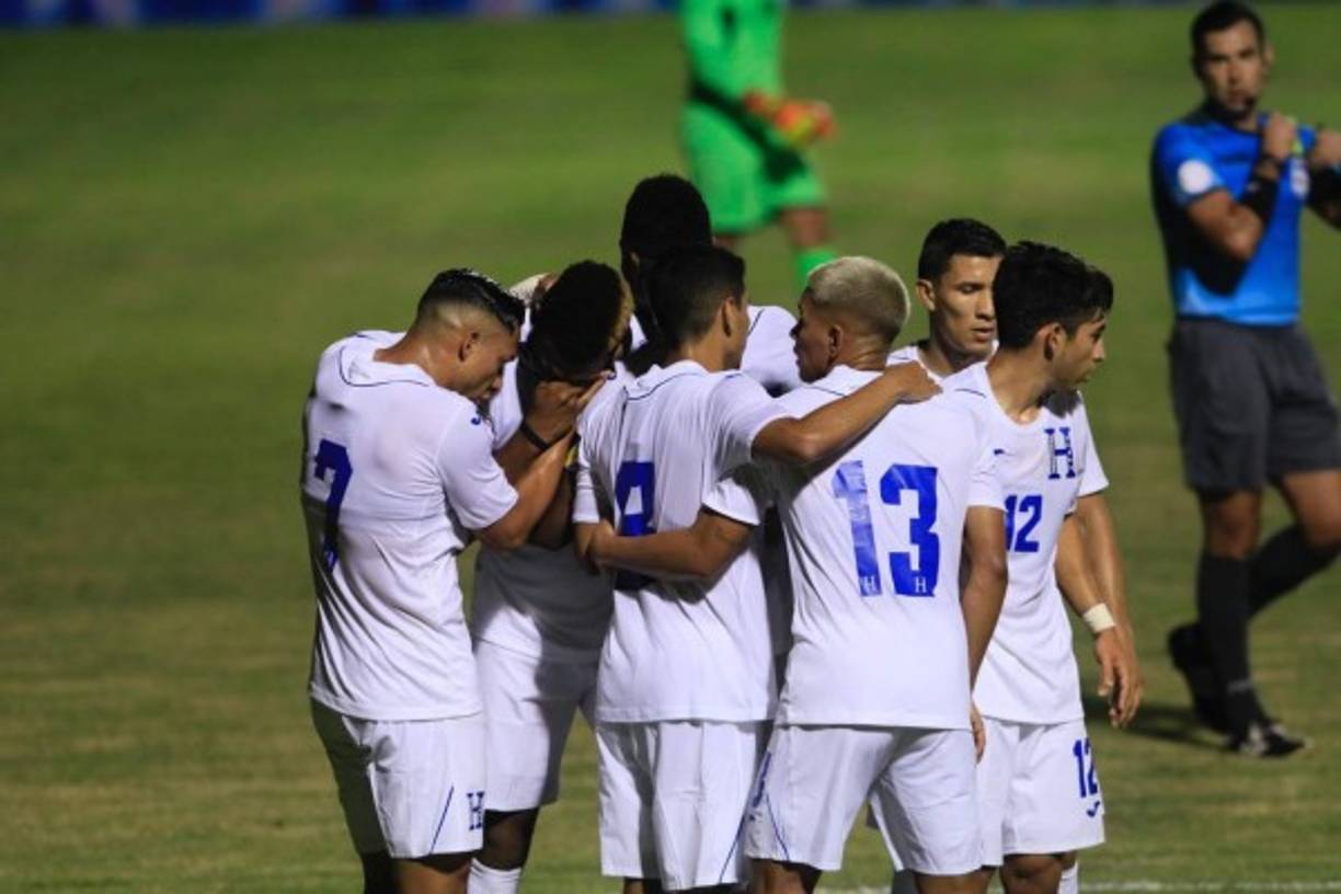 Los jugadores de la Bicolor felicitaron y abrazaron a Benguché.