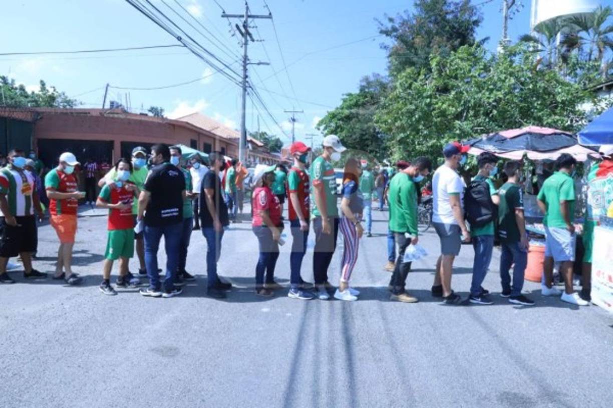 Largas filas se hicieron en las afueras de la guarida del Marathón. Lamentablemente no se guardó la distancia.
