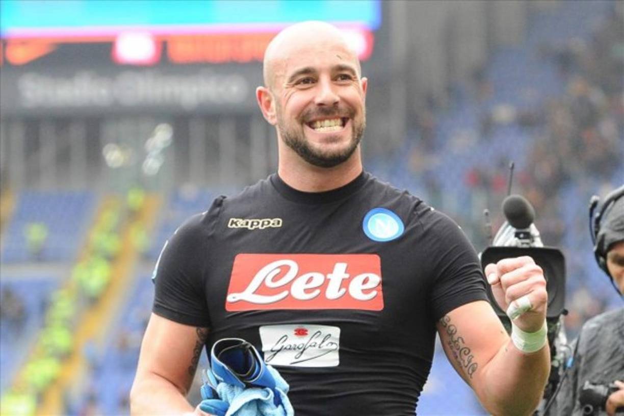 El arquero español Pepe Reina dejaría al Napoli y suena para llegar al Newcastle.