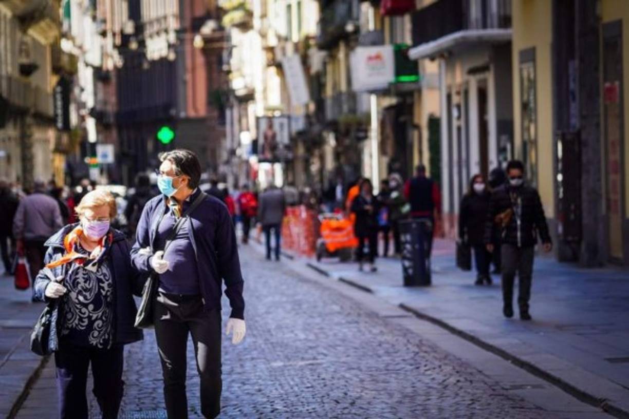 A pesar de que la curva de contagios está en franco descenso -cuando ya se han alcanzado más de 210.000 casos- y ayer domingo se registraron solo 174 muertos diarios, la cifra más baja desde el principio del confinamiento, se multiplican los llamamientos de las autoridades a la prudencia y la responsabilidad.