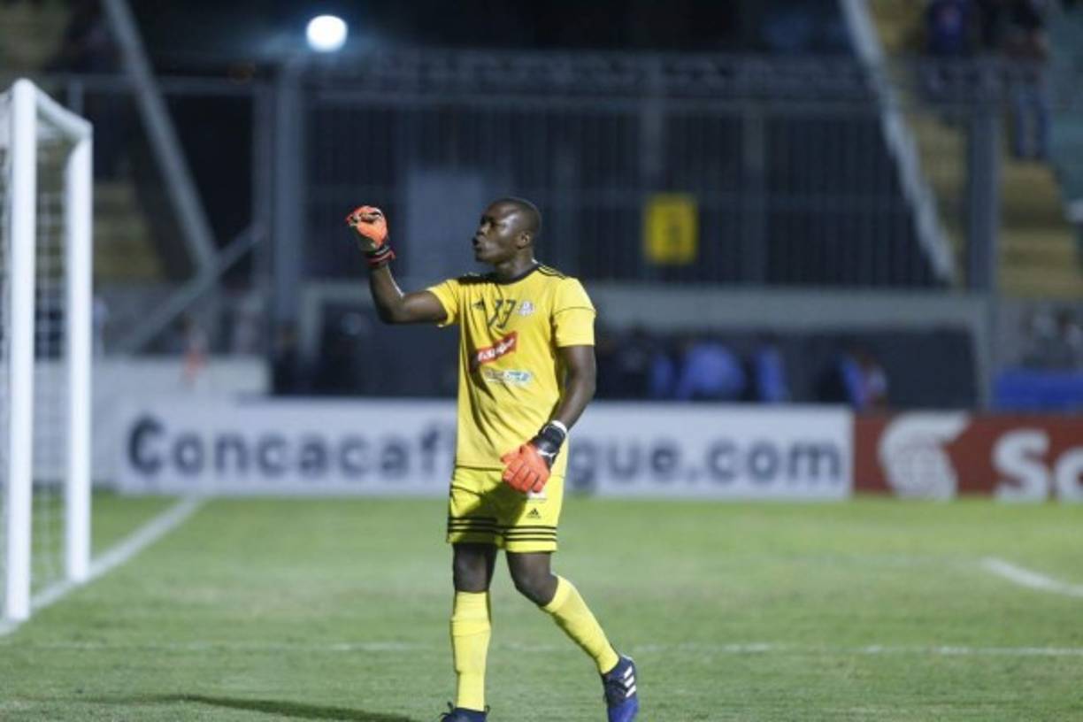 Kemar Foster siguió a Rubilio Castillo hasta el camino que da a los vestuarios.