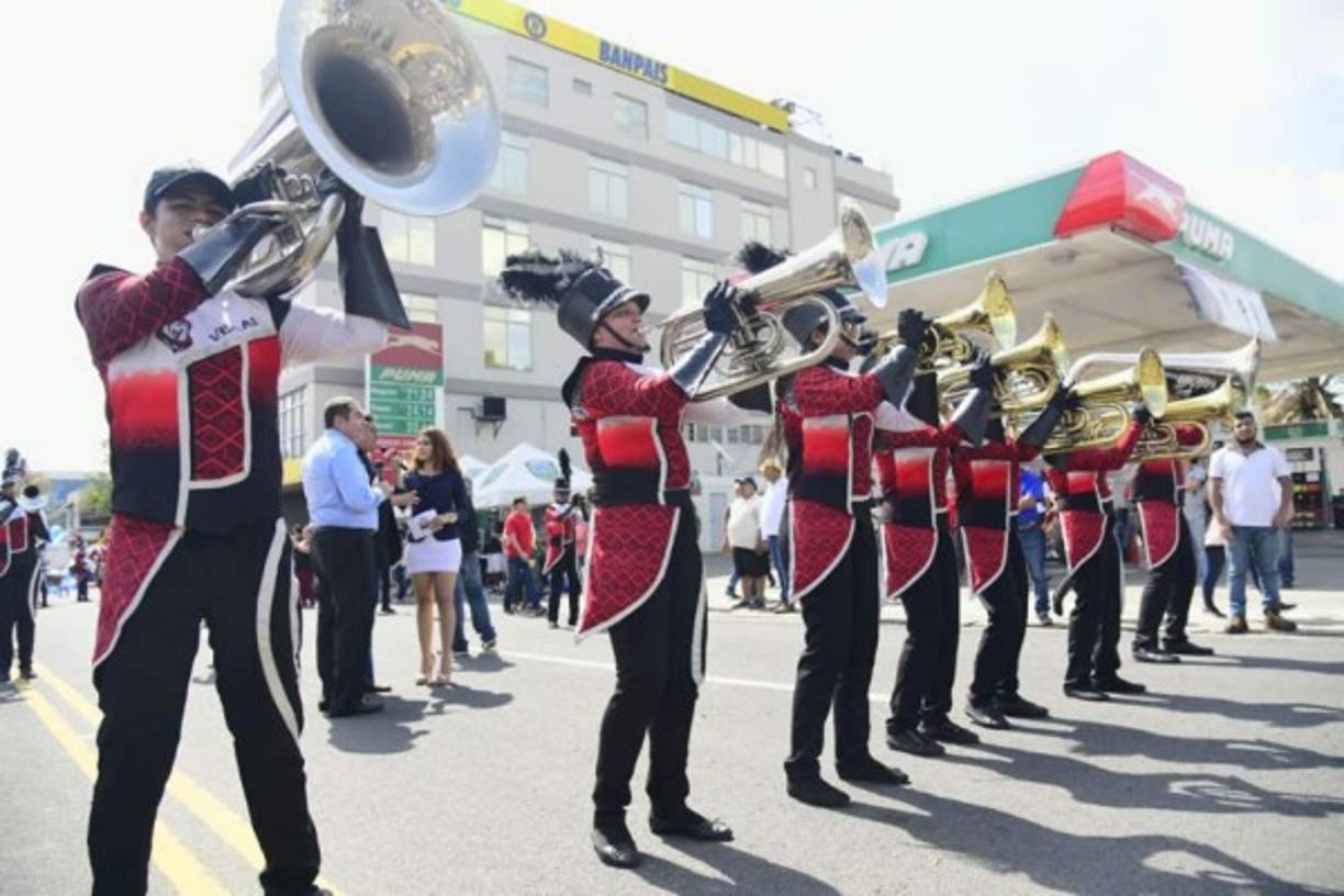 Distintas bandas de guerra se roban los aplausos entre los presentes.