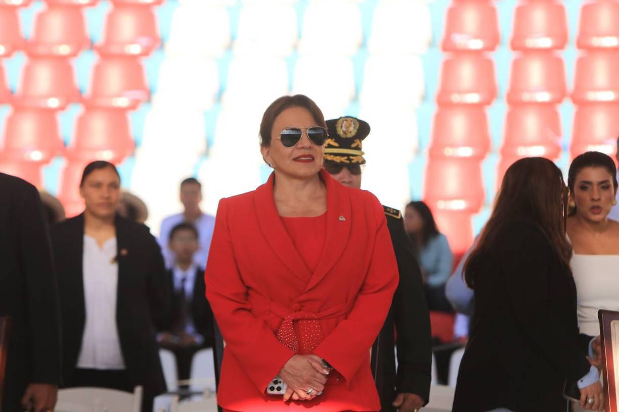 Luego de encabezar los actos iniciales de Independencia en el Parque Central, la presidenta Xiomara Castro se trasladó hacia el Estadio Nacional “Chelato Uclés” para presenciar el ingreso de los colegios y sus respetivos cuadros que engalanan las fiestas patrias este 15 de septiembre en Tegucigalpa. 
