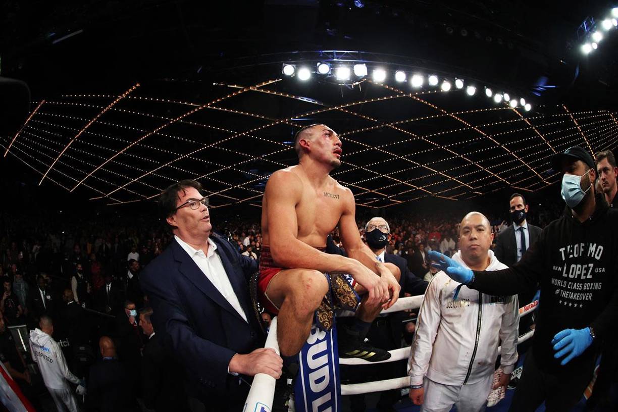 Teófimo López no se movió del ring tras la coronación de George Kambosos y después fue trasladado a un hospital para atenderle sus heridas.