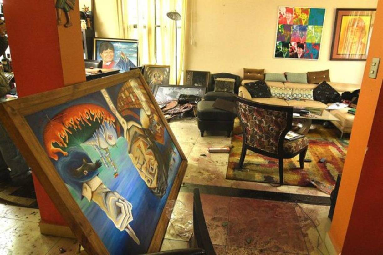 'Los golpistas que asaltaron mi casa y la de mi hermana, incendiaron domicilios, amenazaron de muerte a ministros y sus hijos y vejaron a una alcaldesa, ahora mienten y tratan de culparnos del caos y la violencia que ellos han provocado. Bolivia y el mundo son testigos del golpe', afirmó Evo en Twitter.