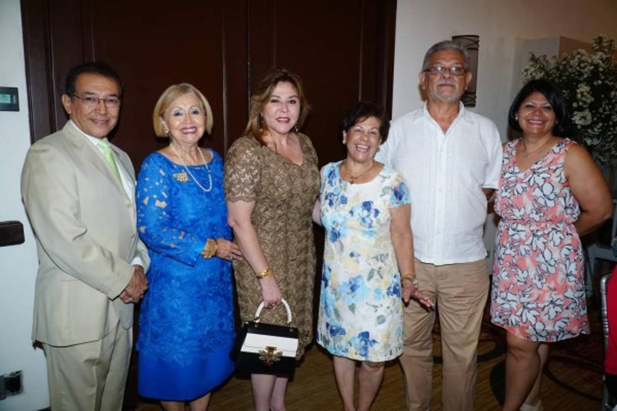 Los padrinos junto al recién bautizado.