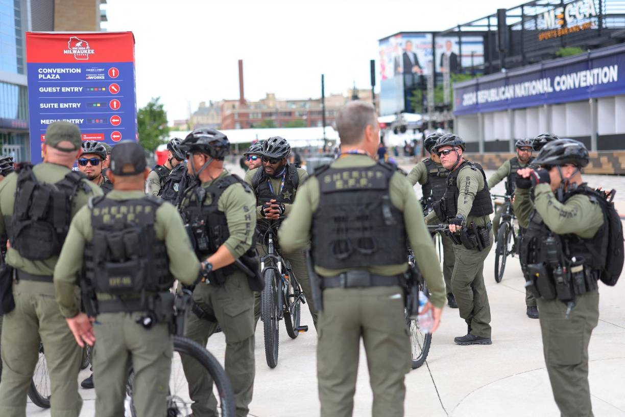 Tras el ataque, el presidente de Estados Unidos, el demócrata Joe Biden, ordenó al Servicio Secreto revisar los protocolos de seguridad para la convención en Milwaukee, ciudad cuyo centro está completamente blindado para la cita que oficializará la candidatura de Trump.